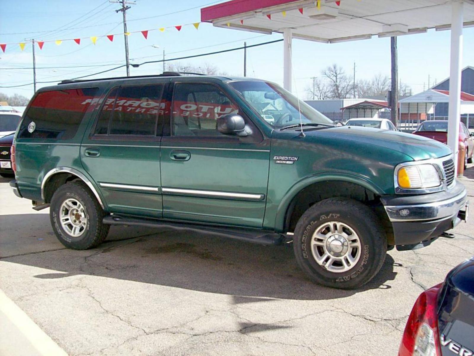 2000 Green Ford Expedition (1FMPU16L3YL) with an 8 Cylinder Engine engine, 4-speed electronically-controlled automatic transmission w/OD transmission, located at 220 West South St., Hastings, NE, 68901, (402) 461-3161, 40.582653, -98.383919 - Photo #2